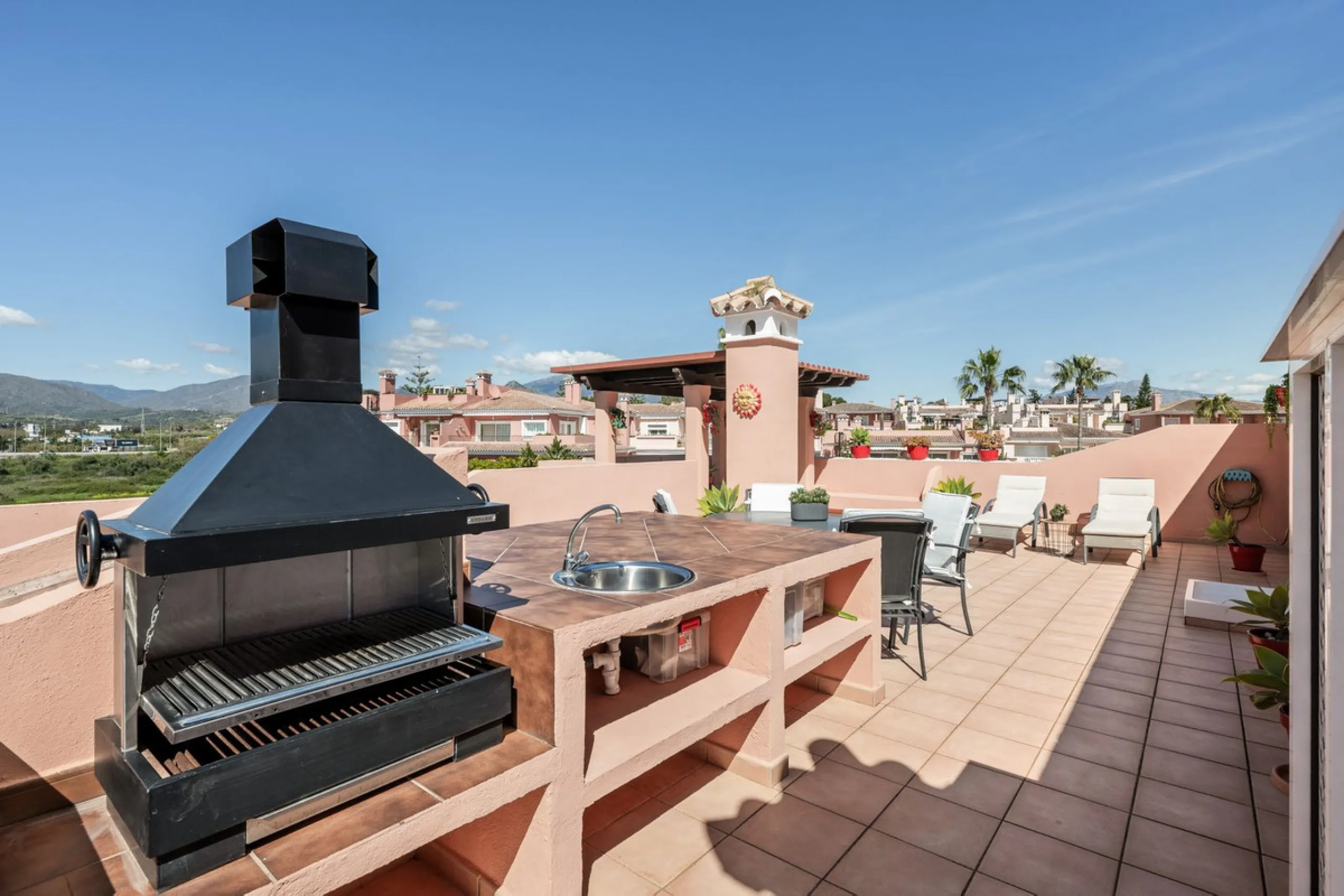 Located a stonesthrow from the sandy beach of Costalita, this top floor apartment with impressive solarium and sea views is a perfect holiday home.