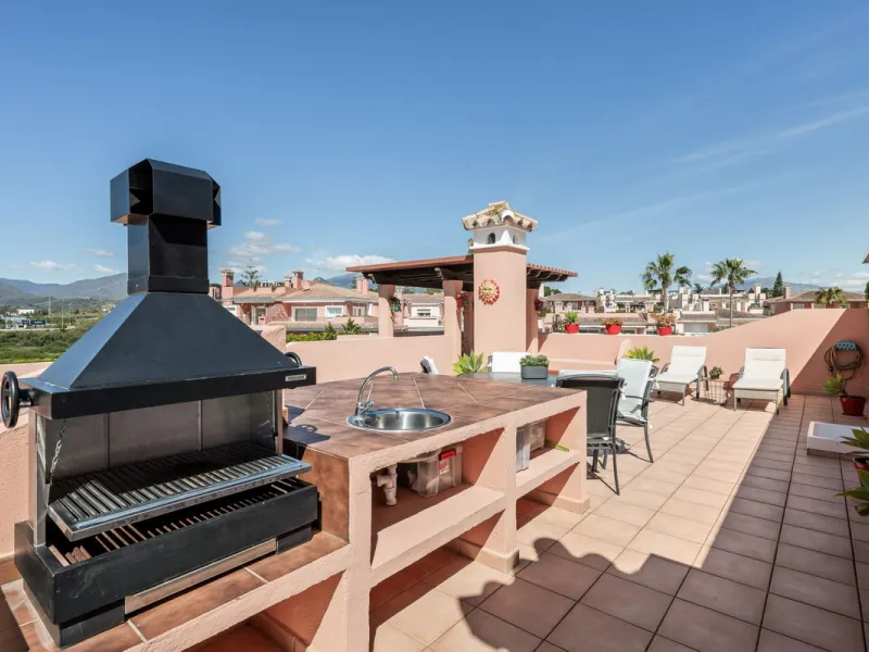 Located a stonesthrow from the sandy beach of Costalita, this top floor apartment with impressive solarium and sea views is a perfect holiday home.