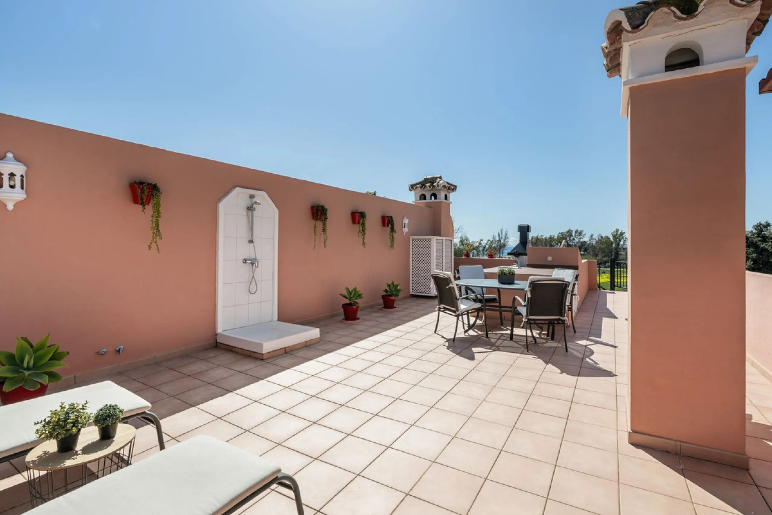 Located a stonesthrow from the sandy beach of Costalita, this top floor apartment with impressive solarium and sea views is a perfect holiday home.