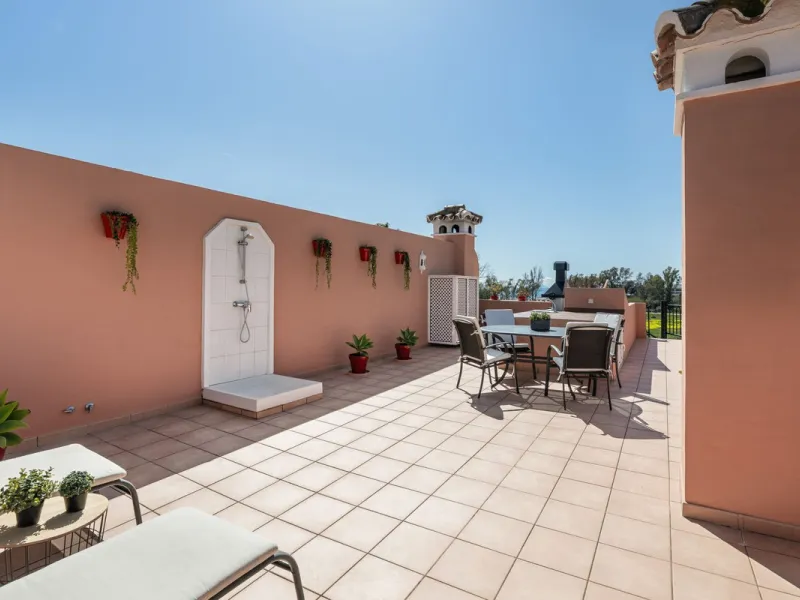 Located a stonesthrow from the sandy beach of Costalita, this top floor apartment with impressive solarium and sea views is a perfect holiday home.