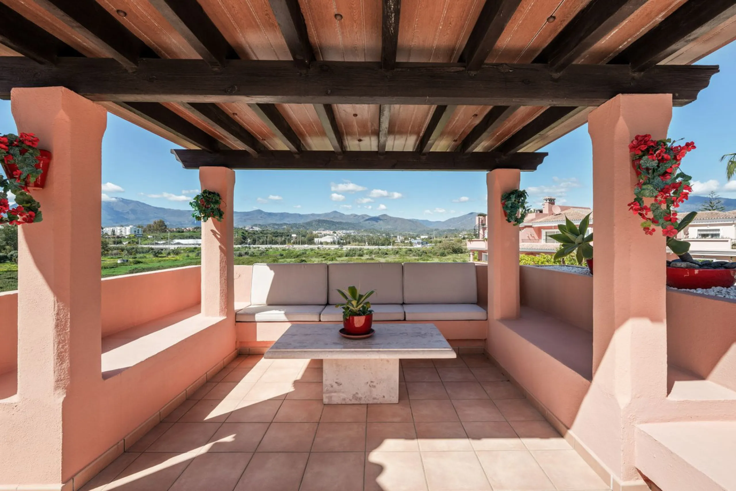 Located a stonesthrow from the sandy beach of Costalita, this top floor apartment with impressive solarium and sea views is a perfect holiday home.
