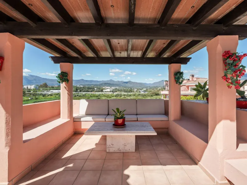 Located a stonesthrow from the sandy beach of Costalita, this top floor apartment with impressive solarium and sea views is a perfect holiday home.