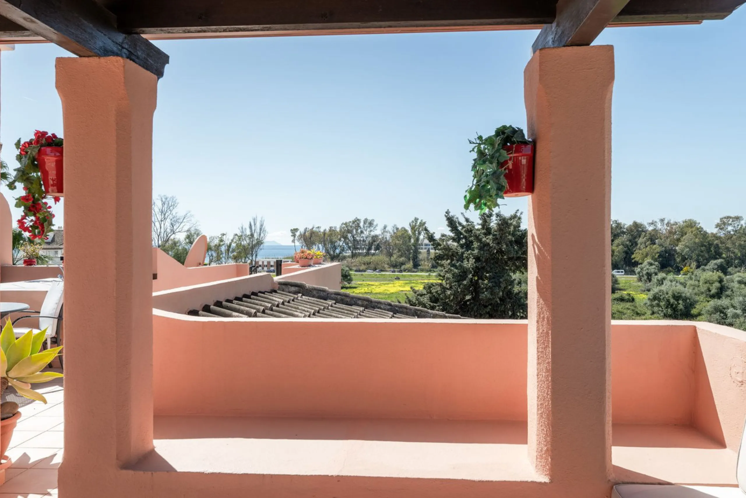 Located a stonesthrow from the sandy beach of Costalita, this top floor apartment with impressive solarium and sea views is a perfect holiday home.