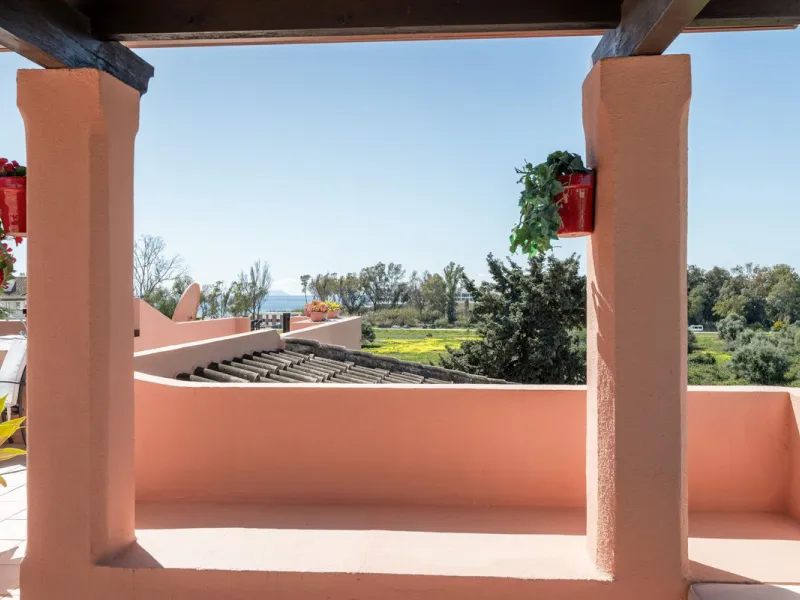 Located a stonesthrow from the sandy beach of Costalita, this top floor apartment with impressive solarium and sea views is a perfect holiday home.