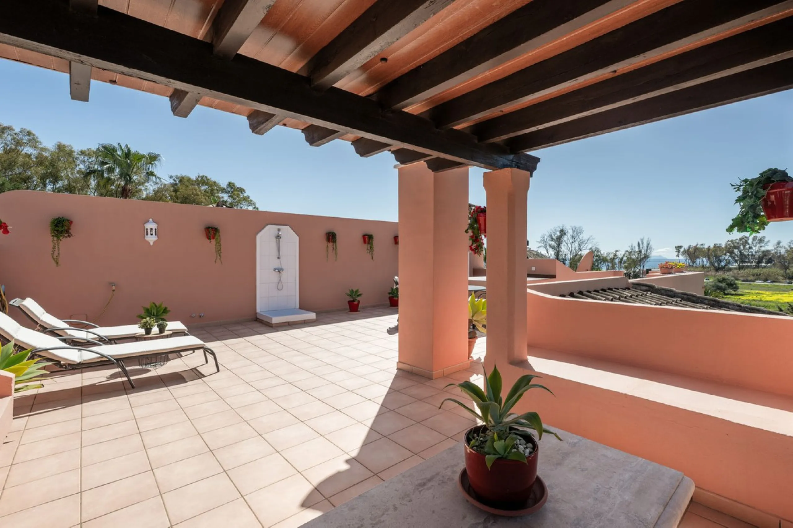 Located a stonesthrow from the sandy beach of Costalita, this top floor apartment with impressive solarium and sea views is a perfect holiday home.