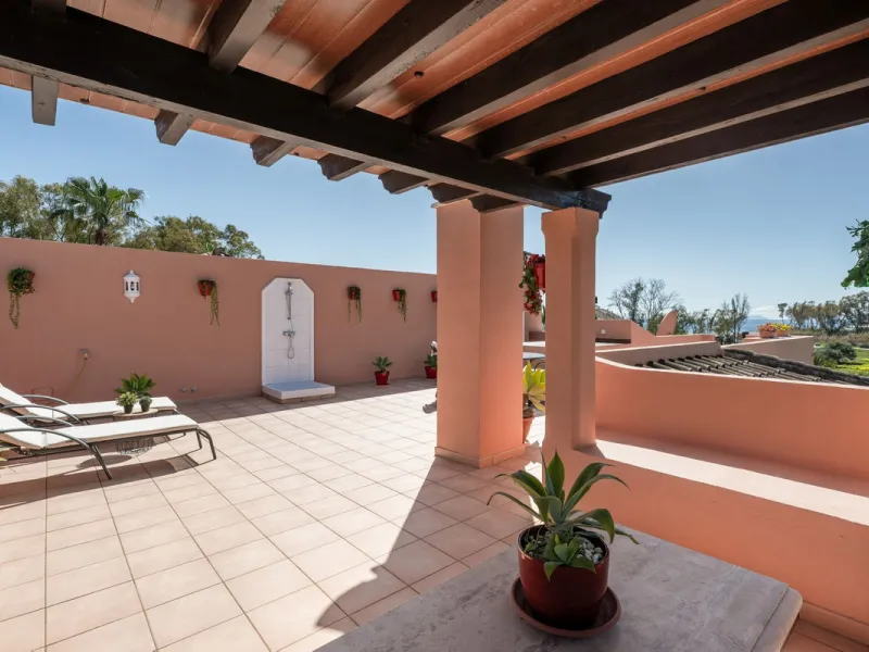 Located a stonesthrow from the sandy beach of Costalita, this top floor apartment with impressive solarium and sea views is a perfect holiday home.