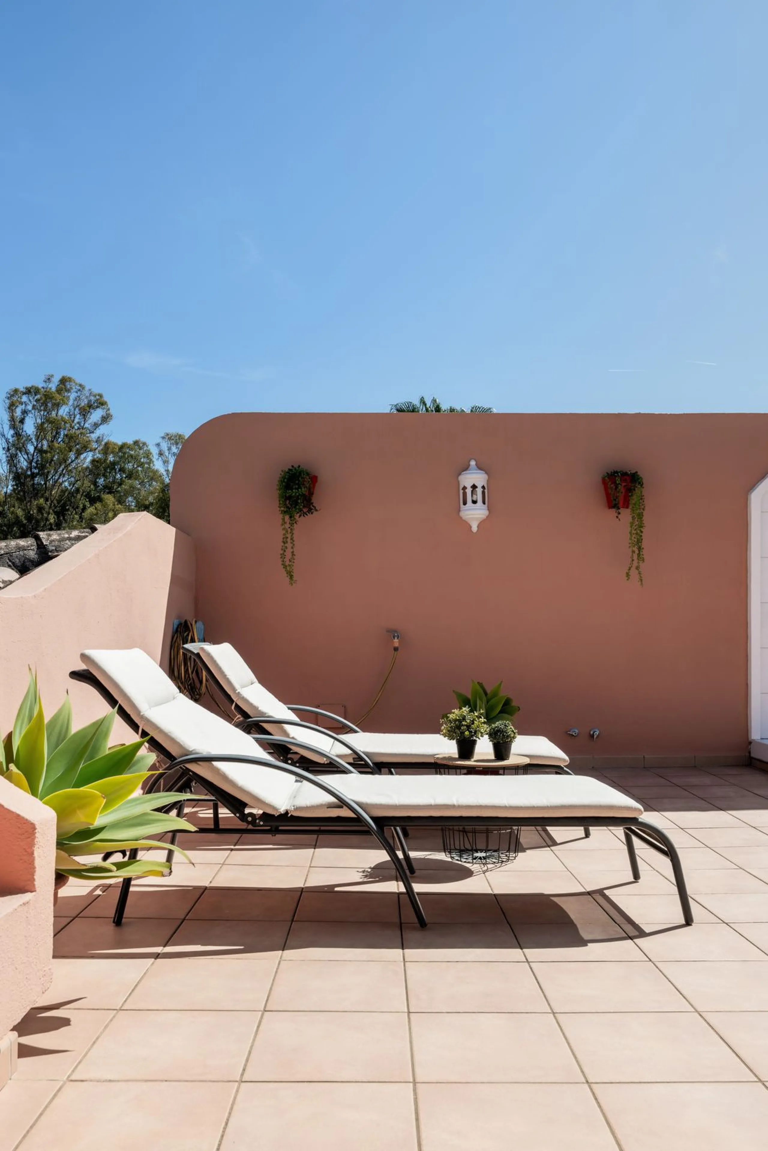 Located a stonesthrow from the sandy beach of Costalita, this top floor apartment with impressive solarium and sea views is a perfect holiday home.