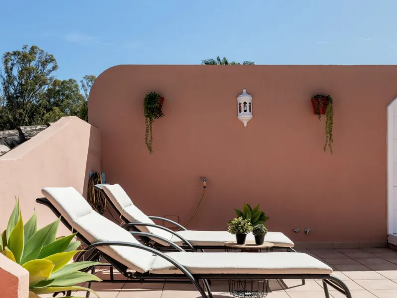 Located a stonesthrow from the sandy beach of Costalita, this top floor apartment with impressive solarium and sea views is a perfect holiday home.