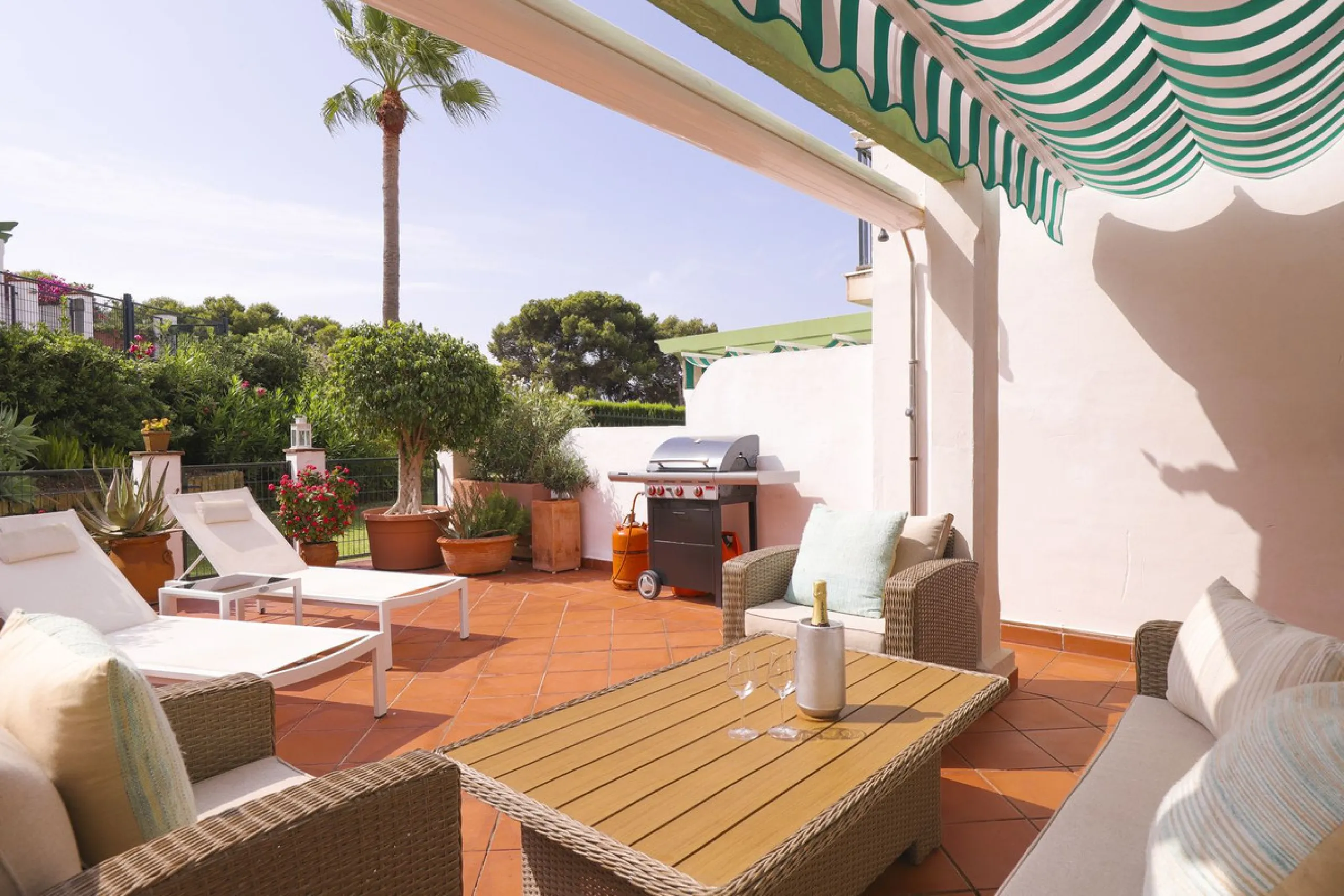 A rare opportunity to invest in a fully-furnished, 3-bedroom townhouse with a fully-transferable holiday rental license, allowing you to enjoy the property personally as well as generating immediate income through short-term rentals, if desired.