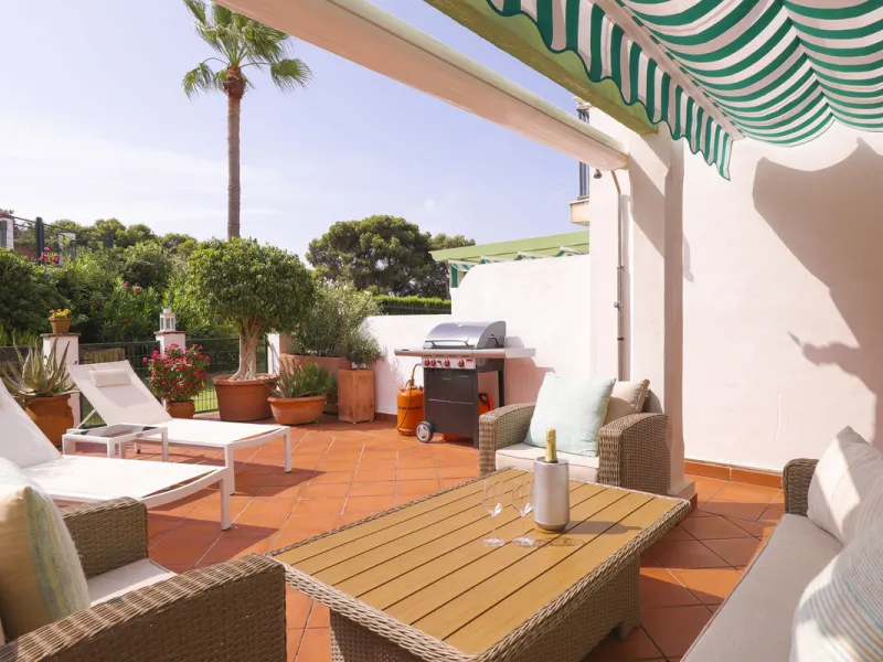 A rare opportunity to invest in a fully-furnished, 3-bedroom townhouse with a fully-transferable holiday rental license, allowing you to enjoy the property personally as well as generating immediate income through short-term rentals, if desired.
