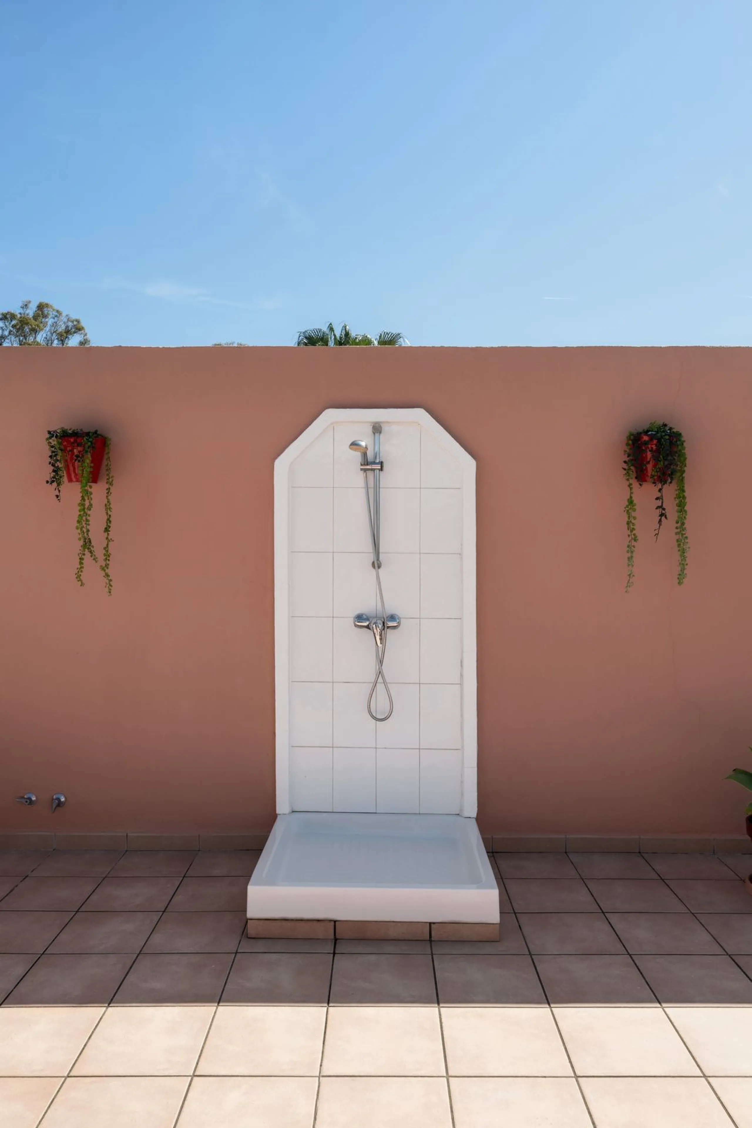Located a stonesthrow from the sandy beach of Costalita, this top floor apartment with impressive solarium and sea views is a perfect holiday home.