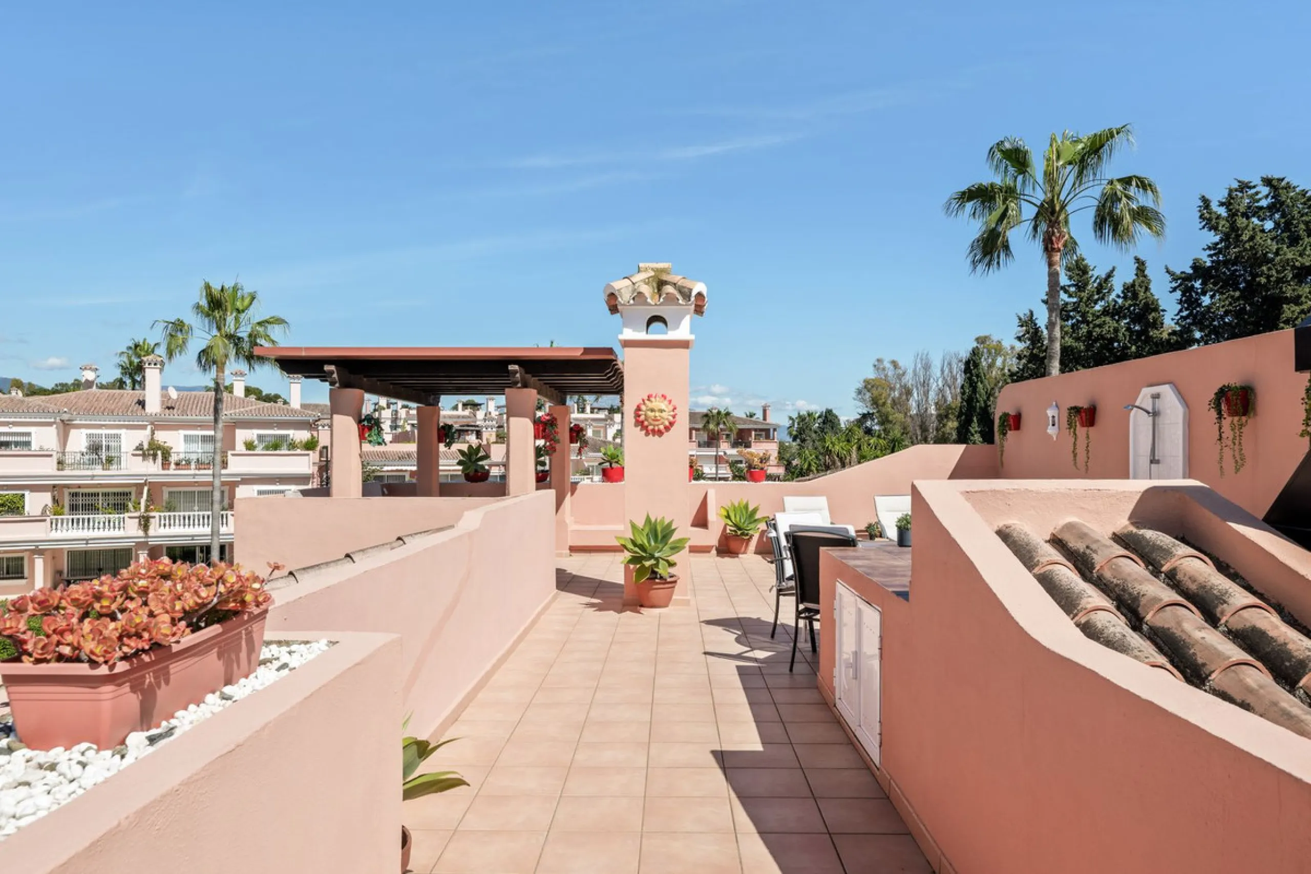 Located a stonesthrow from the sandy beach of Costalita, this top floor apartment with impressive solarium and sea views is a perfect holiday home.