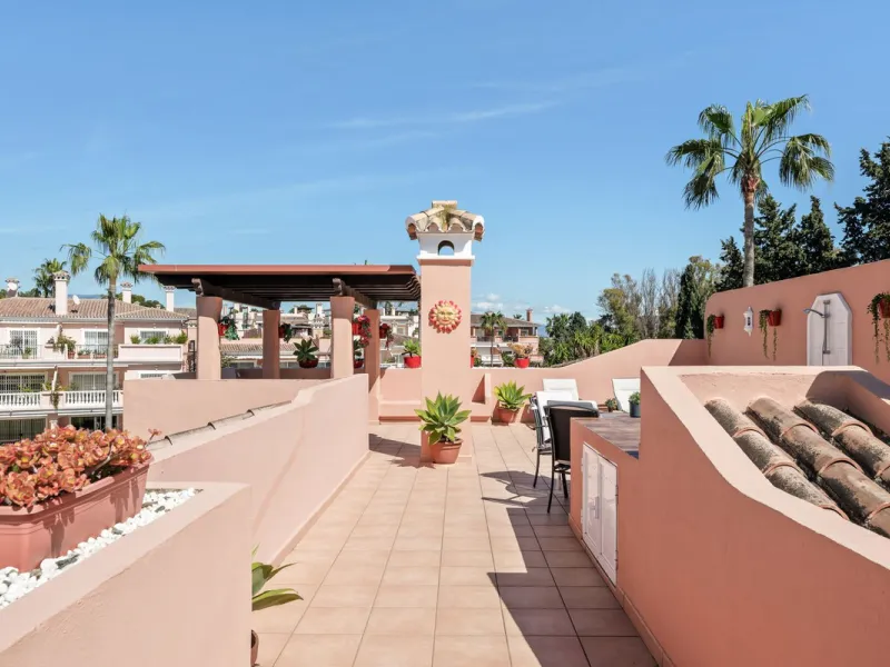 Located a stonesthrow from the sandy beach of Costalita, this top floor apartment with impressive solarium and sea views is a perfect holiday home.