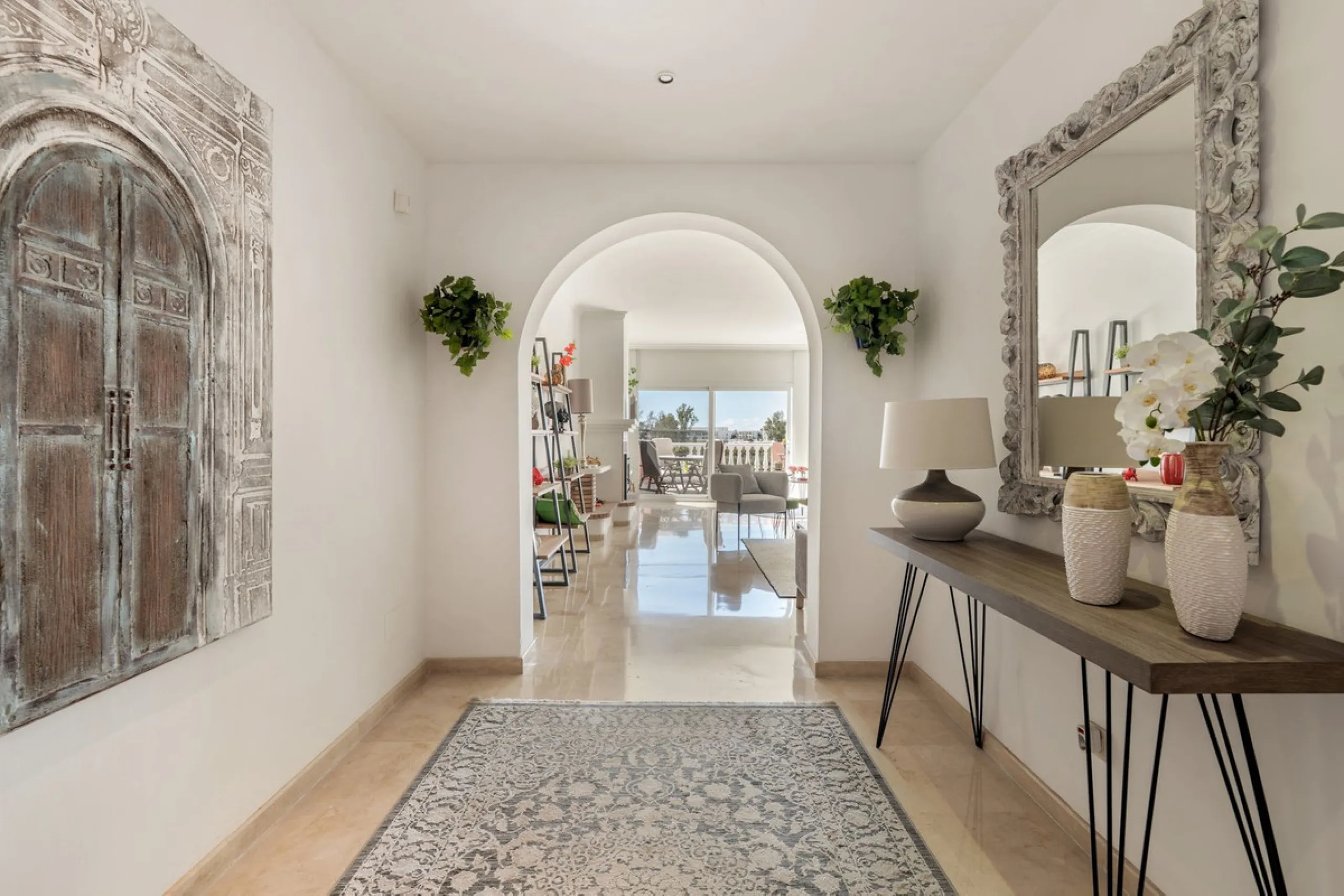 Located a stonesthrow from the sandy beach of Costalita, this top floor apartment with impressive solarium and sea views is a perfect holiday home.