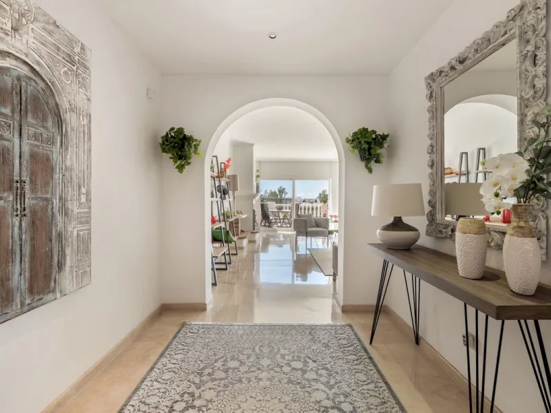 Located a stonesthrow from the sandy beach of Costalita, this top floor apartment with impressive solarium and sea views is a perfect holiday home.