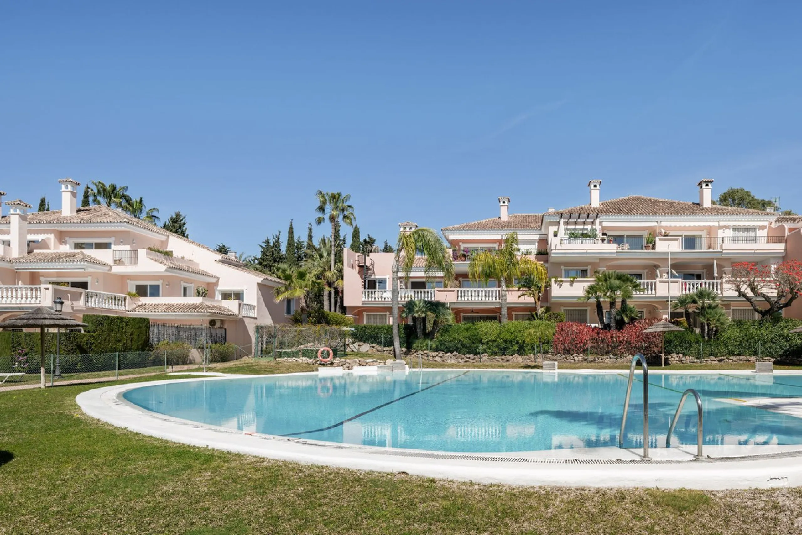 Located a stonesthrow from the sandy beach of Costalita, this top floor apartment with impressive solarium and sea views is a perfect holiday home.