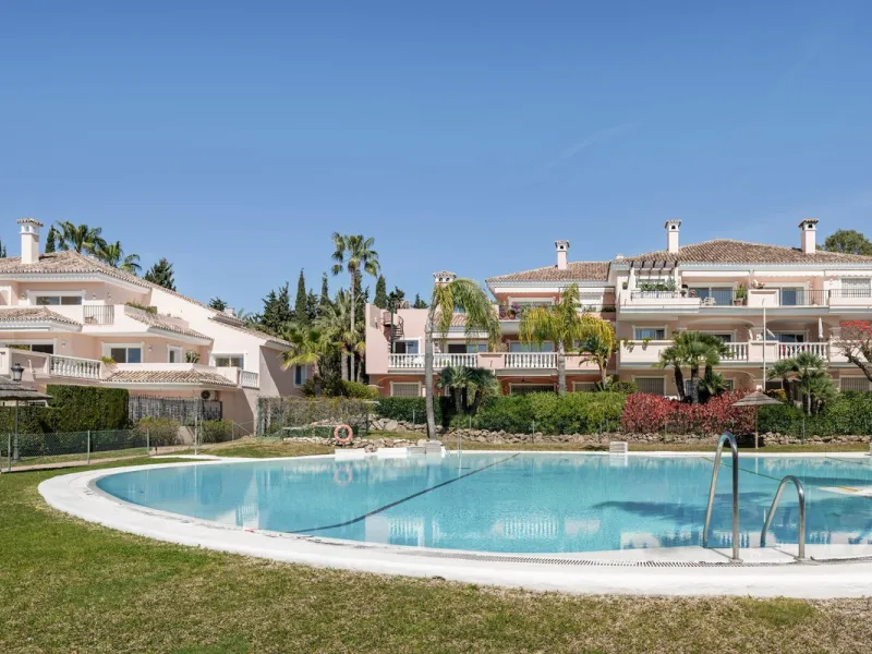 Located a stonesthrow from the sandy beach of Costalita, this top floor apartment with impressive solarium and sea views is a perfect holiday home.