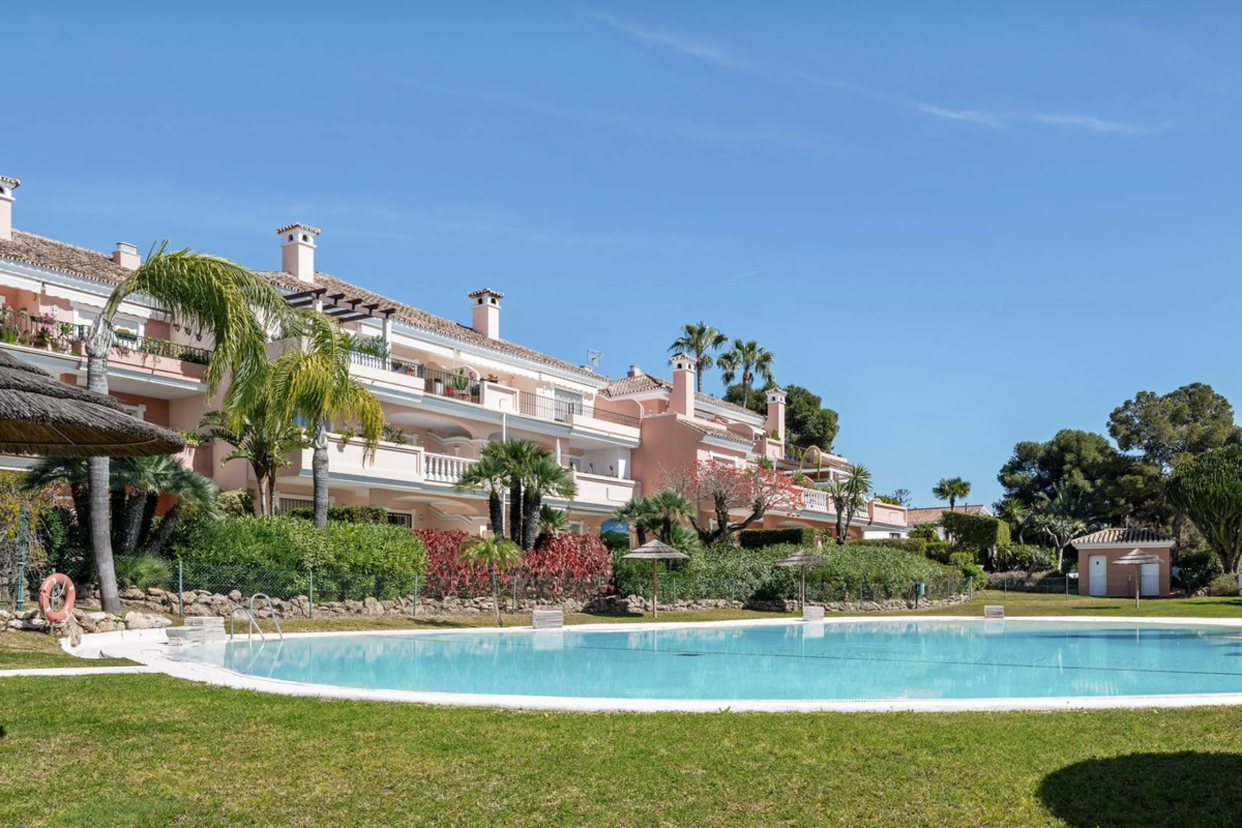 Located a stonesthrow from the sandy beach of Costalita, this top floor apartment with impressive solarium and sea views is a perfect holiday home.