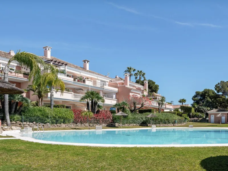Located a stonesthrow from the sandy beach of Costalita, this top floor apartment with impressive solarium and sea views is a perfect holiday home.