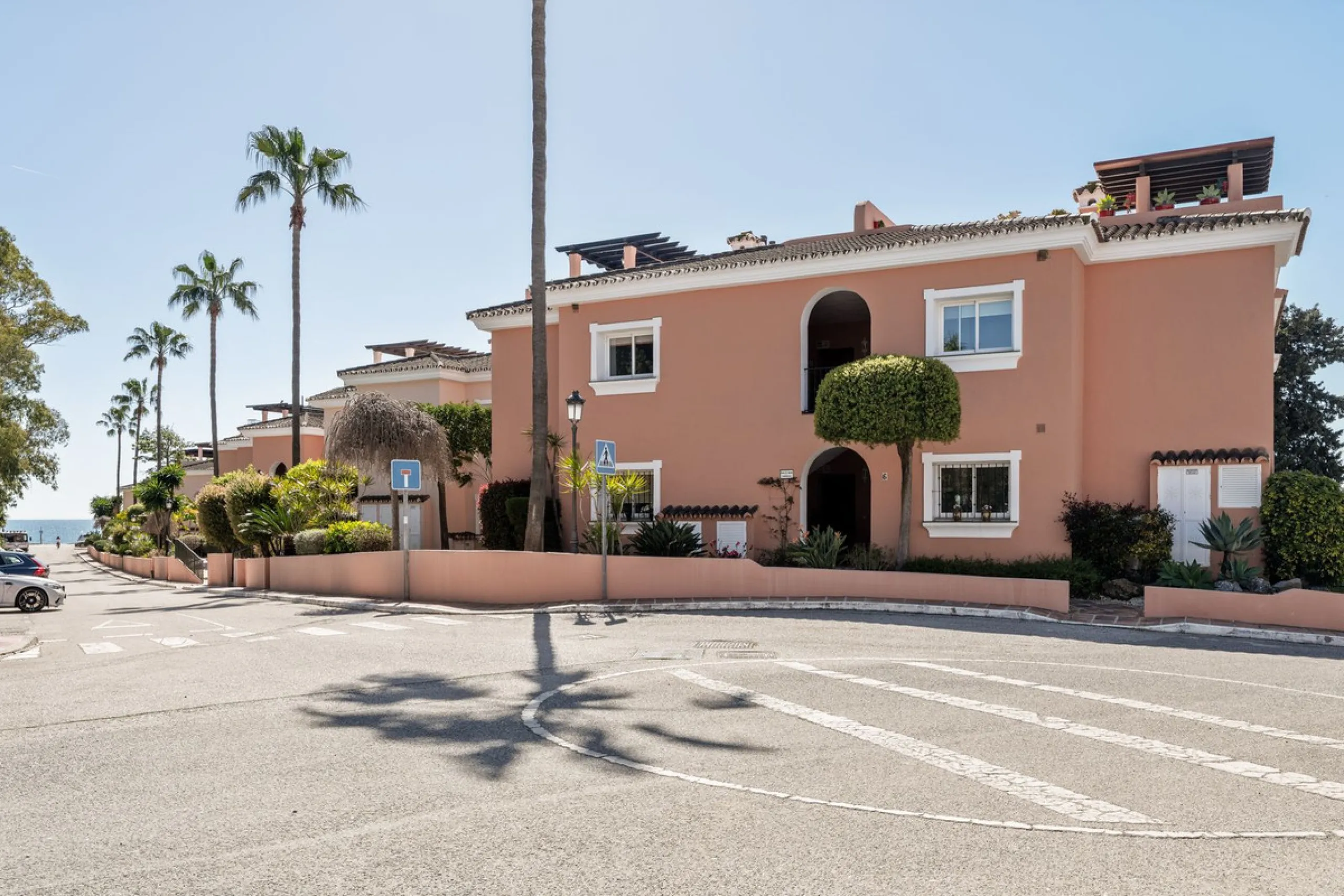 Located a stonesthrow from the sandy beach of Costalita, this top floor apartment with impressive solarium and sea views is a perfect holiday home.
