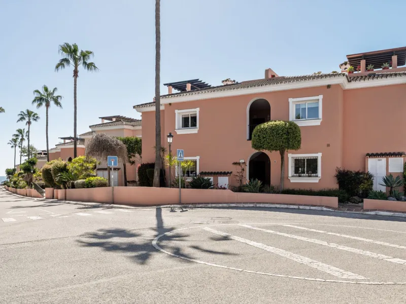 Located a stonesthrow from the sandy beach of Costalita, this top floor apartment with impressive solarium and sea views is a perfect holiday home.