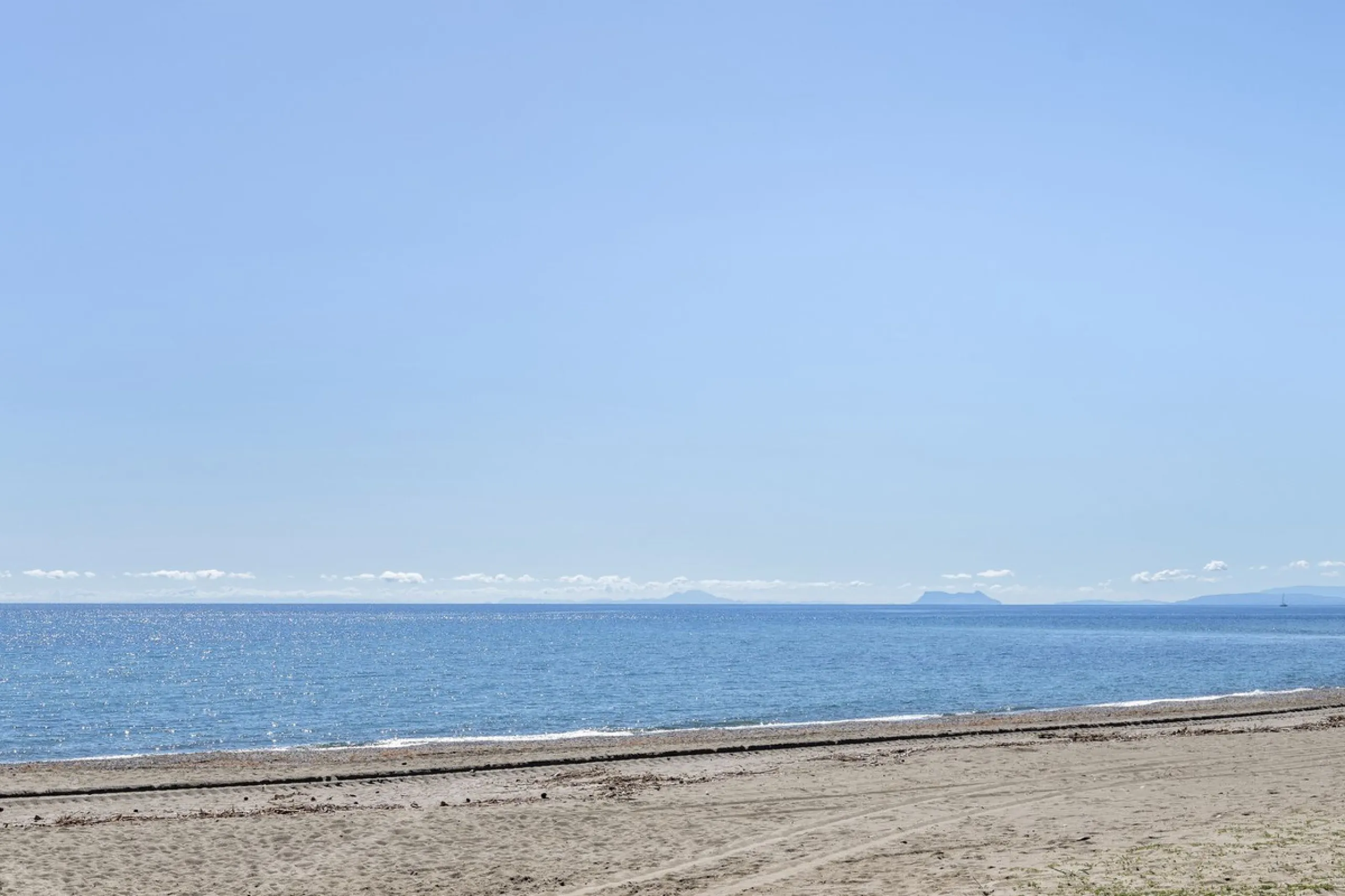 Located a stonesthrow from the sandy beach of Costalita, this top floor apartment with impressive solarium and sea views is a perfect holiday home.
