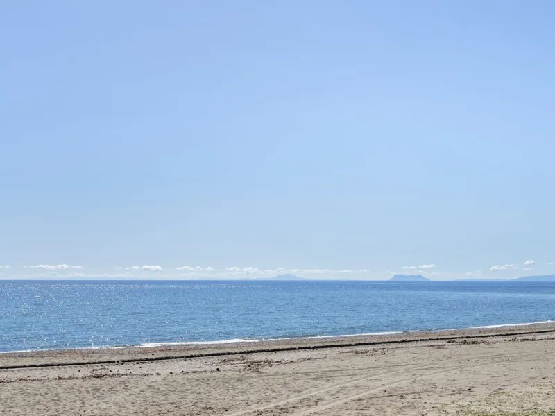 Located a stonesthrow from the sandy beach of Costalita, this top floor apartment with impressive solarium and sea views is a perfect holiday home.
