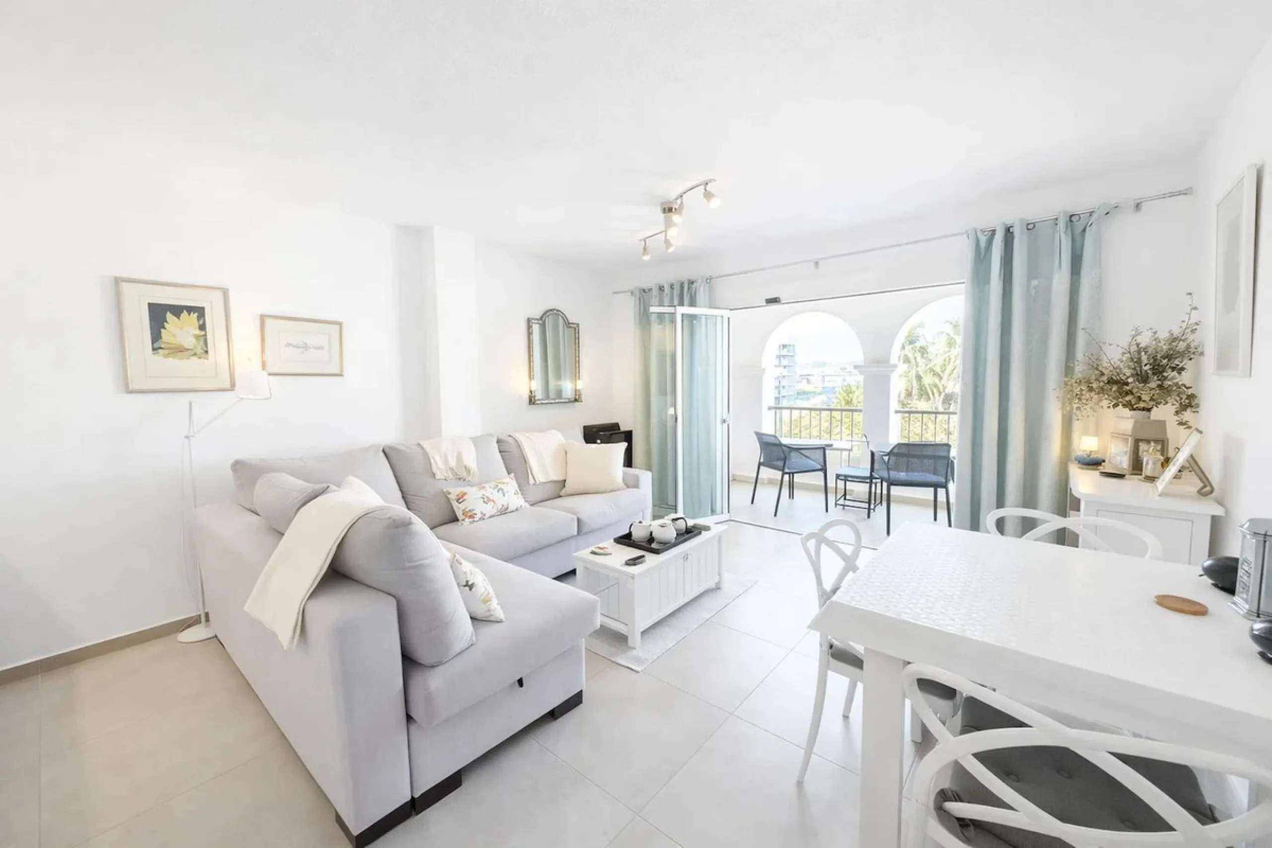 Located in the heart of Puerto de la Duquesa, this charming 2-bedroom apartment offers the perfect opportunity to enjoy vibrant marina living on the Costa del Sol. Just steps from the waterfront, the property is surrounded by a wide selection of restauran
