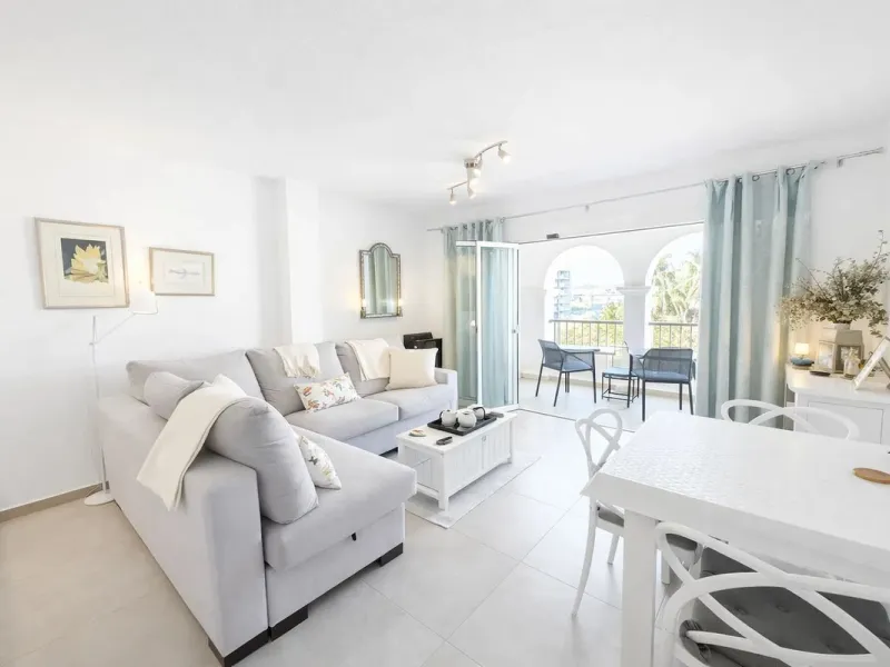 Located in the heart of Puerto de la Duquesa, this charming 2-bedroom apartment offers the perfect opportunity to enjoy vibrant marina living on the Costa del Sol. Just steps from the waterfront, the property is surrounded by a wide selection of restauran