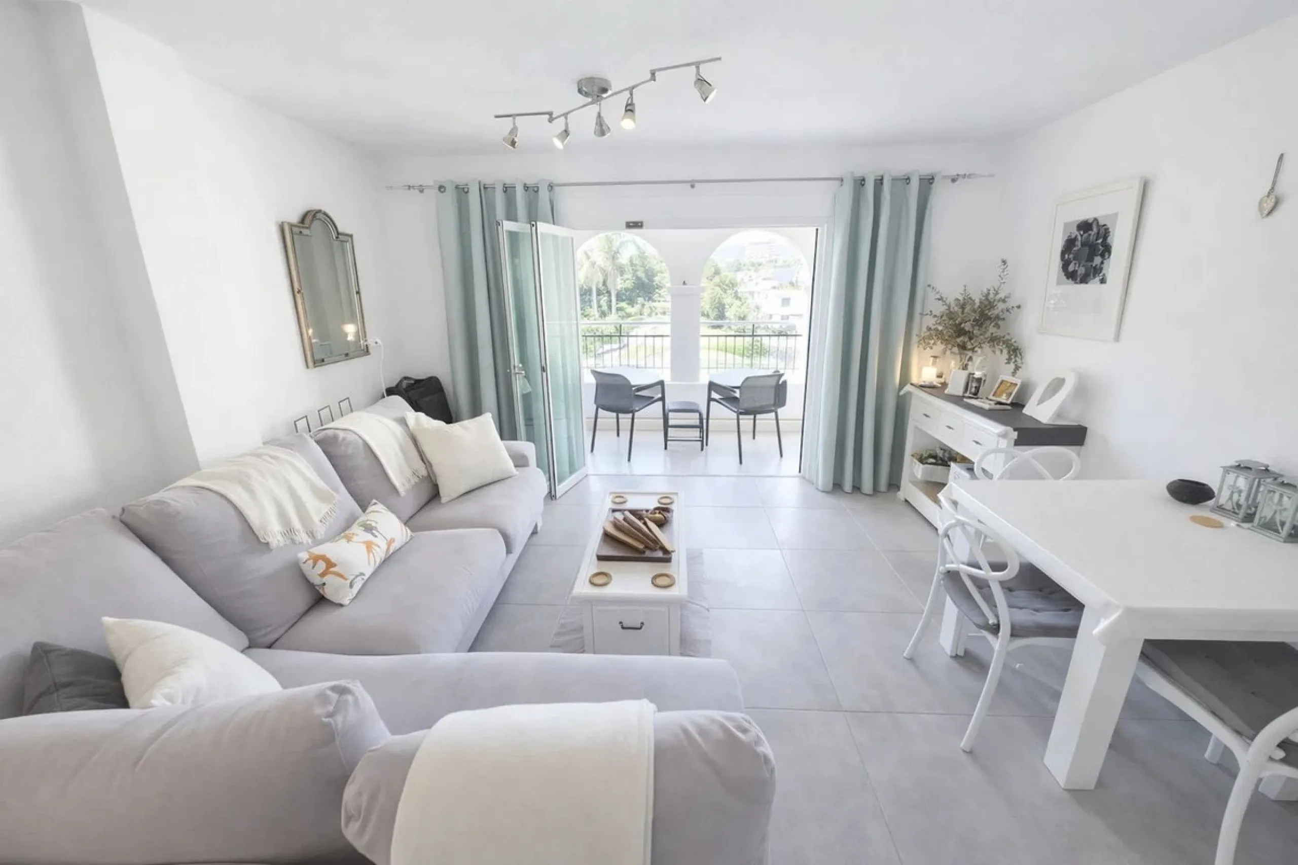 Located in the heart of Puerto de la Duquesa, this charming 2-bedroom apartment offers the perfect opportunity to enjoy vibrant marina living on the Costa del Sol. Just steps from the waterfront, the property is surrounded by a wide selection of restauran