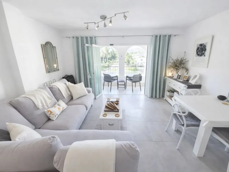 Located in the heart of Puerto de la Duquesa, this charming 2-bedroom apartment offers the perfect opportunity to enjoy vibrant marina living on the Costa del Sol. Just steps from the waterfront, the property is surrounded by a wide selection of restauran