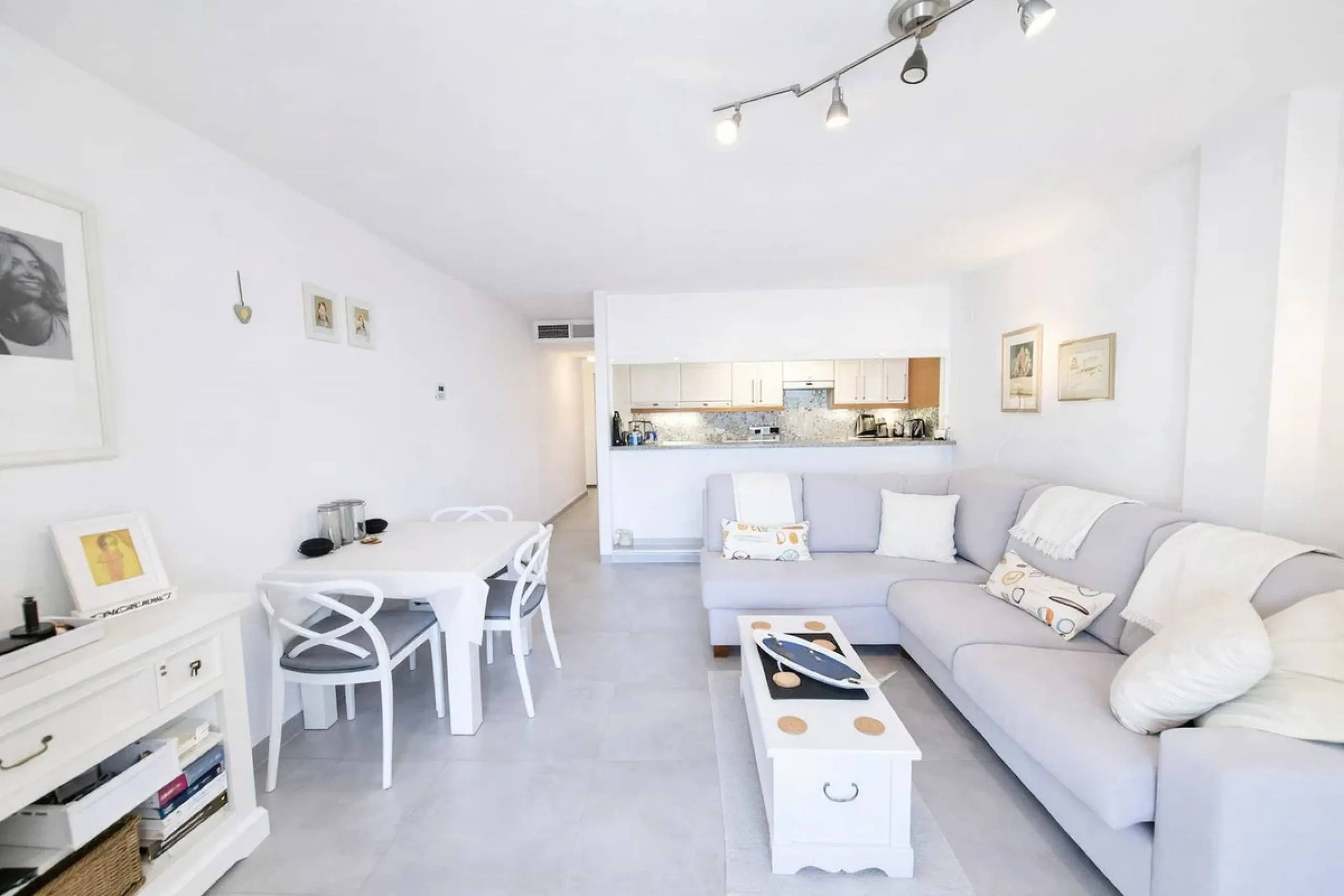Located in the heart of Puerto de la Duquesa, this charming 2-bedroom apartment offers the perfect opportunity to enjoy vibrant marina living on the Costa del Sol. Just steps from the waterfront, the property is surrounded by a wide selection of restauran
