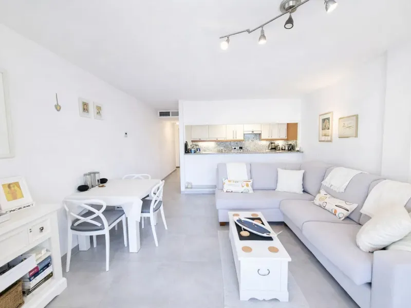 Located in the heart of Puerto de la Duquesa, this charming 2-bedroom apartment offers the perfect opportunity to enjoy vibrant marina living on the Costa del Sol. Just steps from the waterfront, the property is surrounded by a wide selection of restauran