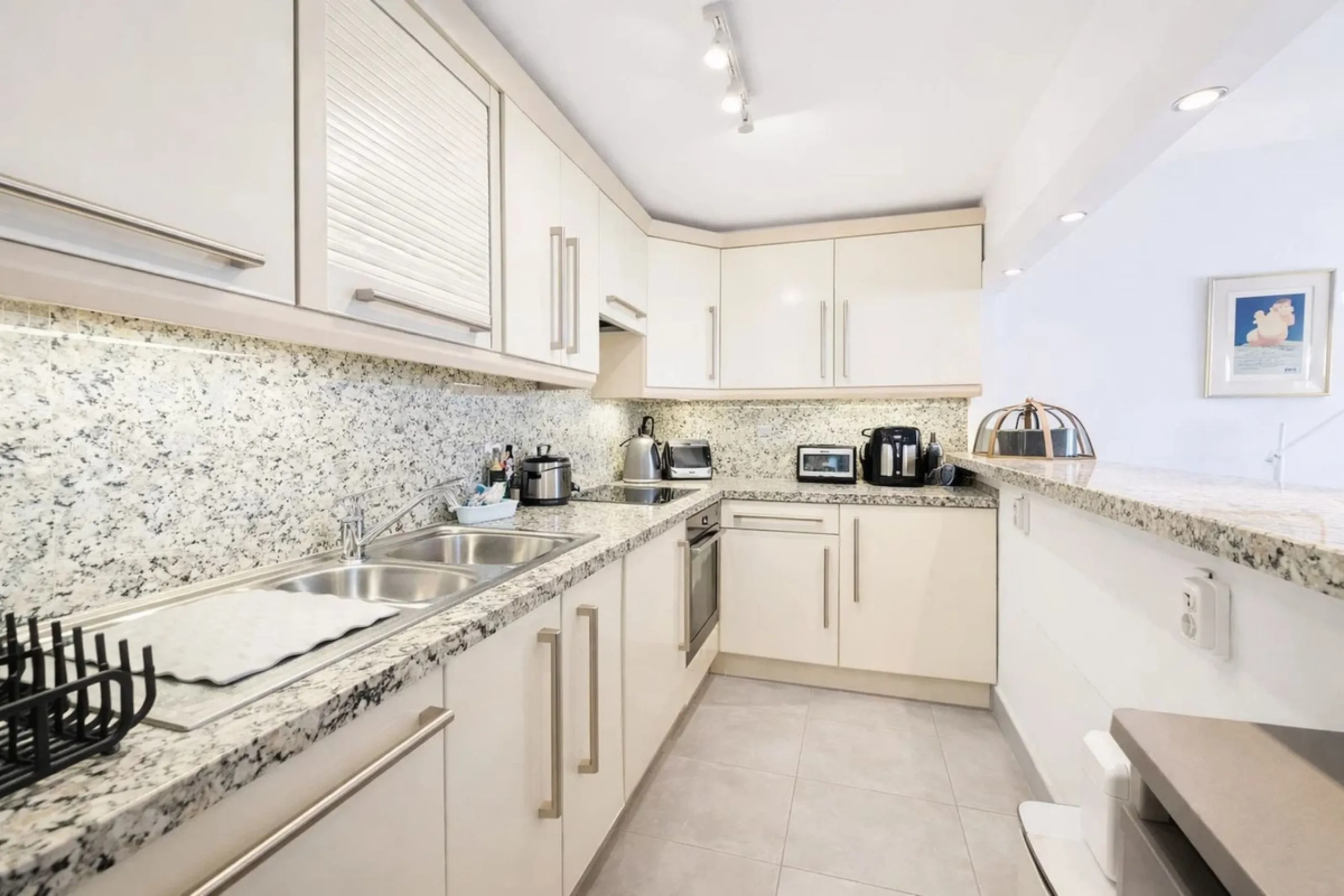 Located in the heart of Puerto de la Duquesa, this charming 2-bedroom apartment offers the perfect opportunity to enjoy vibrant marina living on the Costa del Sol. Just steps from the waterfront, the property is surrounded by a wide selection of restauran
