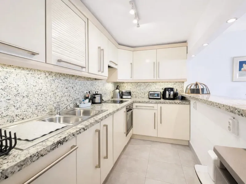 Located in the heart of Puerto de la Duquesa, this charming 2-bedroom apartment offers the perfect opportunity to enjoy vibrant marina living on the Costa del Sol. Just steps from the waterfront, the property is surrounded by a wide selection of restauran
