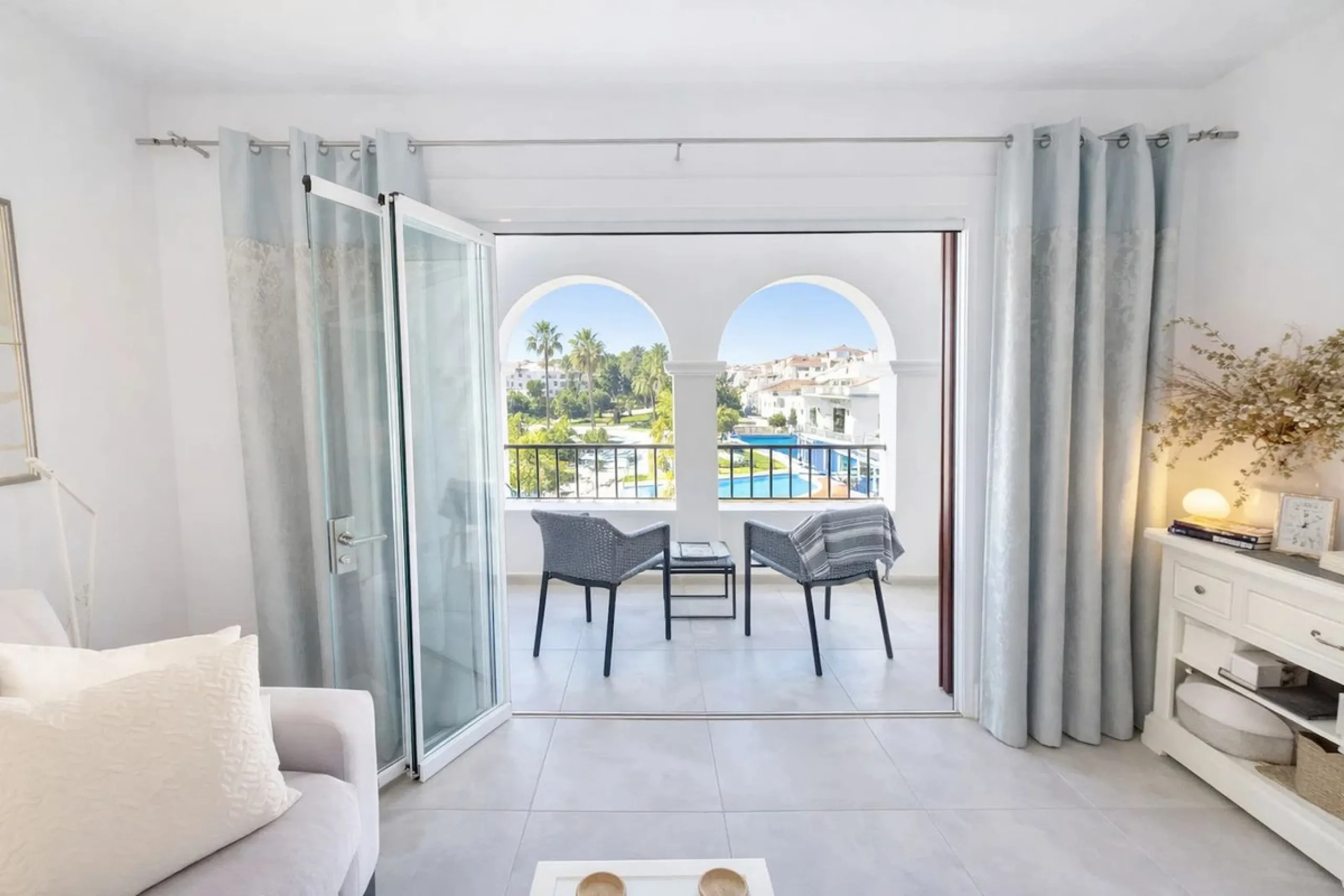 Located in the heart of Puerto de la Duquesa, this charming 2-bedroom apartment offers the perfect opportunity to enjoy vibrant marina living on the Costa del Sol. Just steps from the waterfront, the property is surrounded by a wide selection of restauran