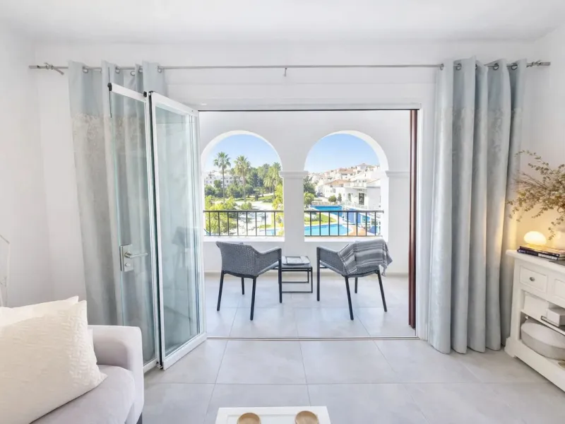 Located in the heart of Puerto de la Duquesa, this charming 2-bedroom apartment offers the perfect opportunity to enjoy vibrant marina living on the Costa del Sol. Just steps from the waterfront, the property is surrounded by a wide selection of restauran