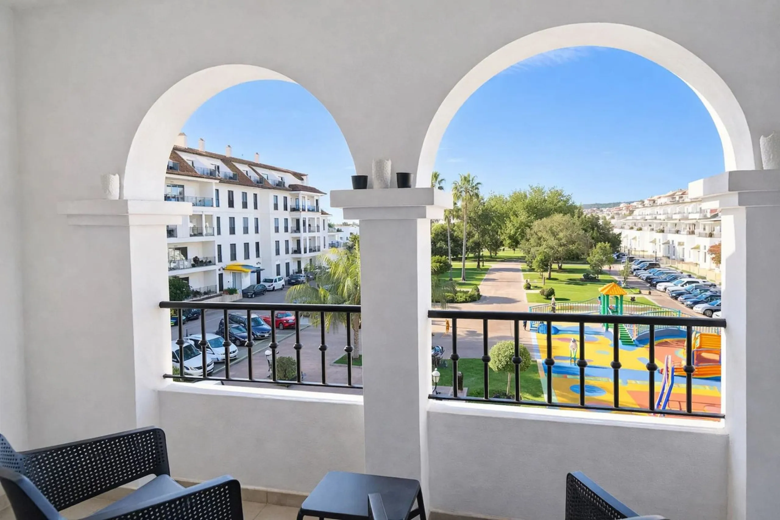 Located in the heart of Puerto de la Duquesa, this charming 2-bedroom apartment offers the perfect opportunity to enjoy vibrant marina living on the Costa del Sol. Just steps from the waterfront, the property is surrounded by a wide selection of restauran