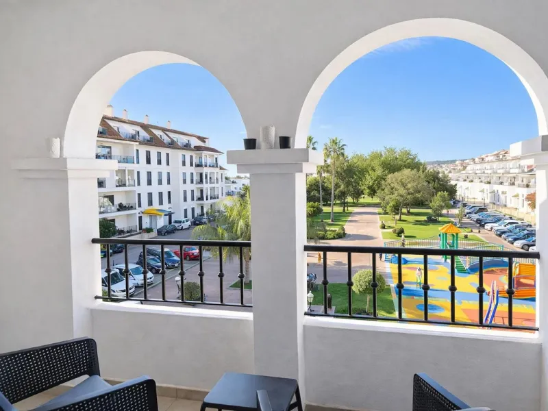 Located in the heart of Puerto de la Duquesa, this charming 2-bedroom apartment offers the perfect opportunity to enjoy vibrant marina living on the Costa del Sol. Just steps from the waterfront, the property is surrounded by a wide selection of restauran