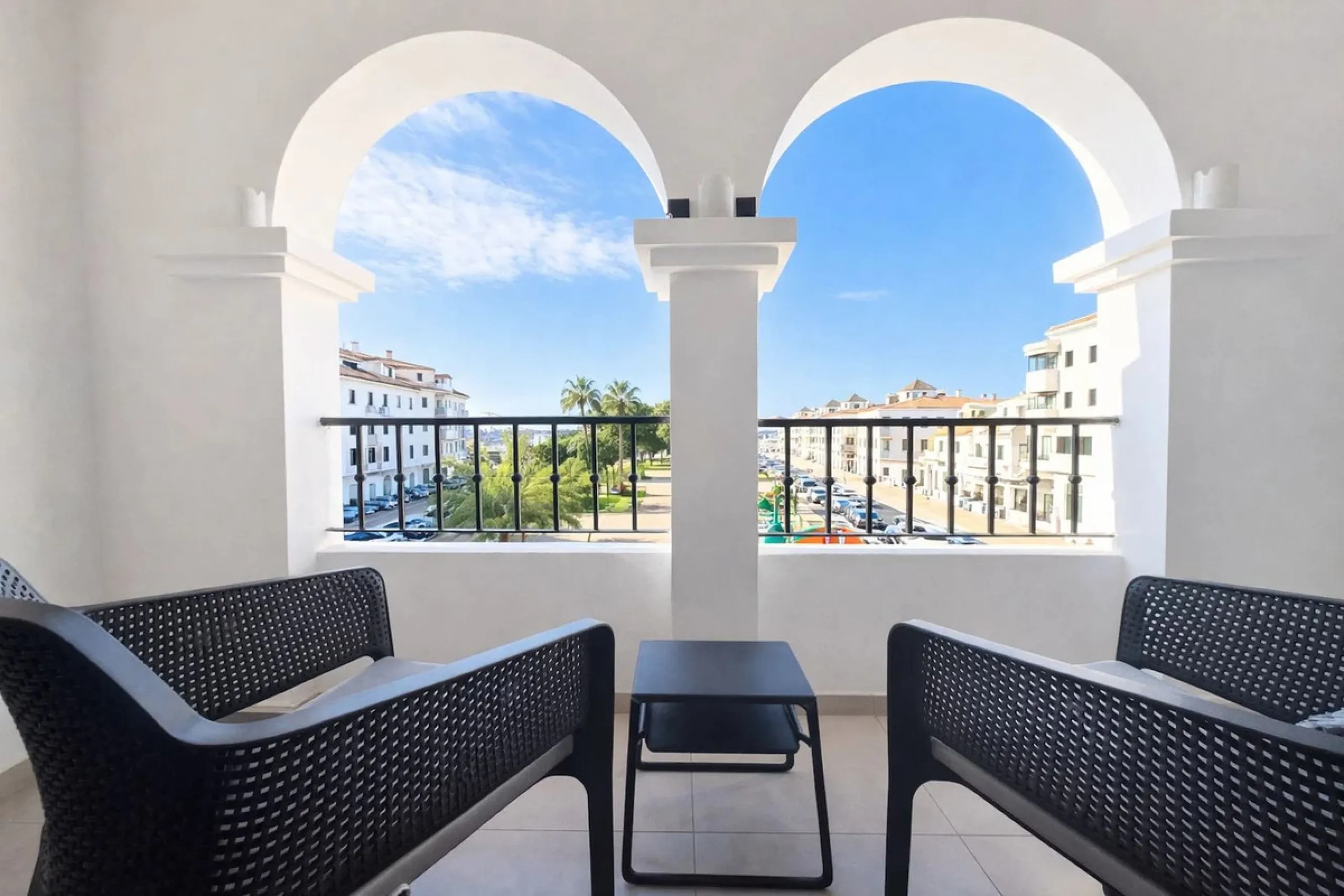 Located in the heart of Puerto de la Duquesa, this charming 2-bedroom apartment offers the perfect opportunity to enjoy vibrant marina living on the Costa del Sol. Just steps from the waterfront, the property is surrounded by a wide selection of restauran