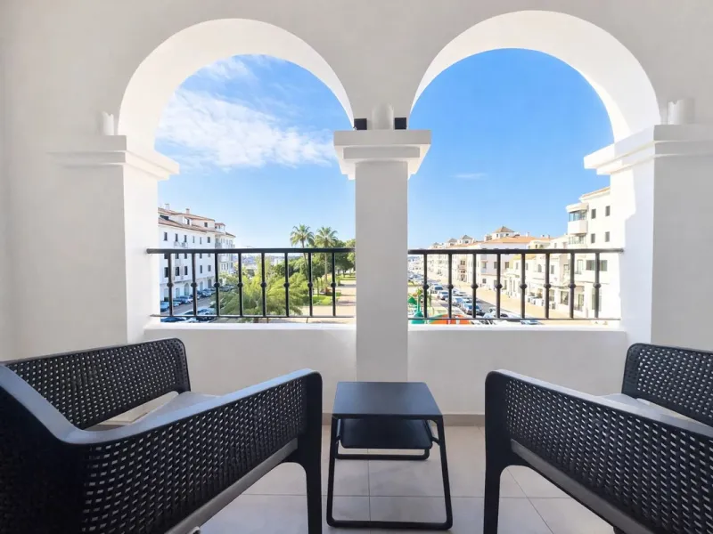 Located in the heart of Puerto de la Duquesa, this charming 2-bedroom apartment offers the perfect opportunity to enjoy vibrant marina living on the Costa del Sol. Just steps from the waterfront, the property is surrounded by a wide selection of restauran