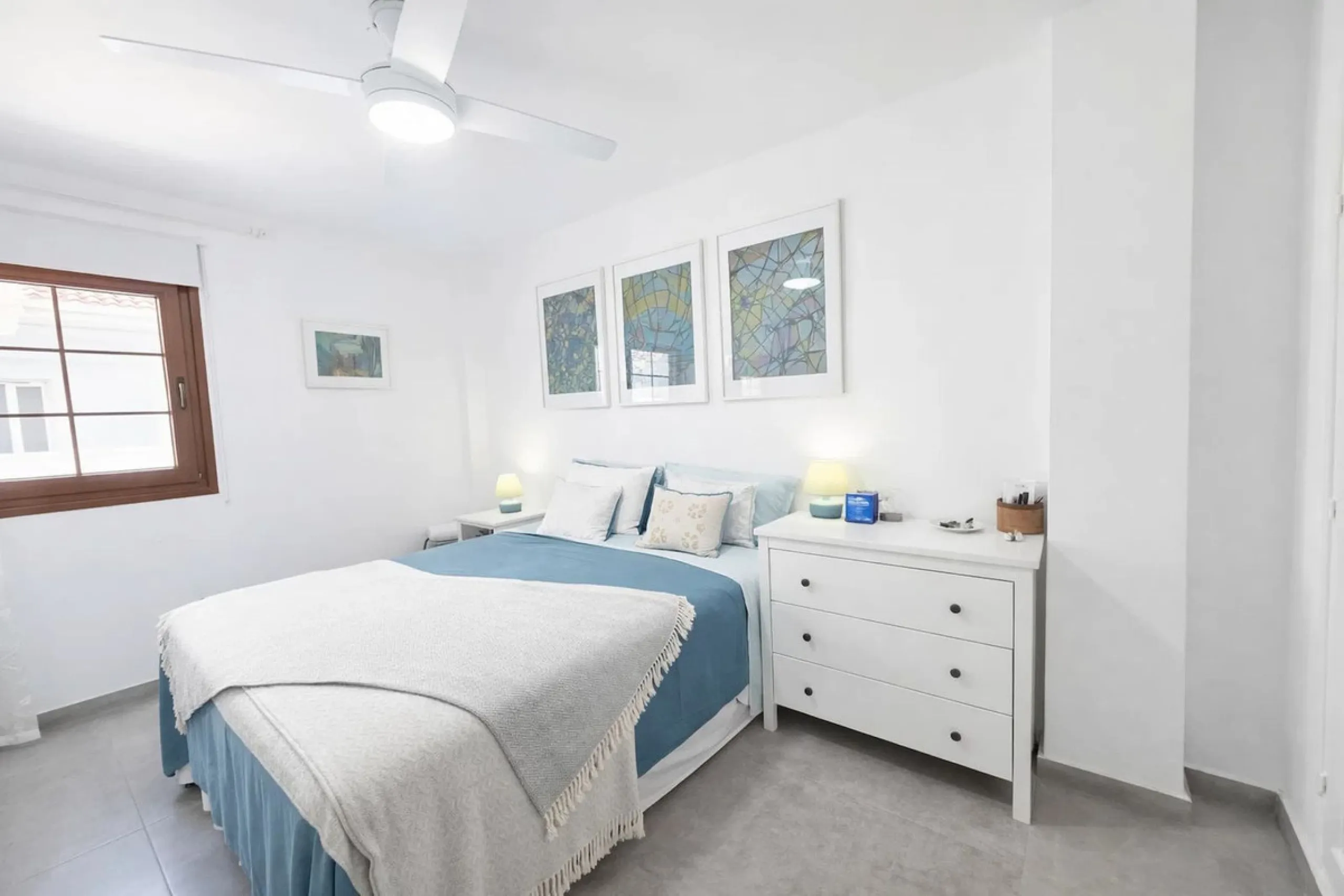 Located in the heart of Puerto de la Duquesa, this charming 2-bedroom apartment offers the perfect opportunity to enjoy vibrant marina living on the Costa del Sol. Just steps from the waterfront, the property is surrounded by a wide selection of restauran