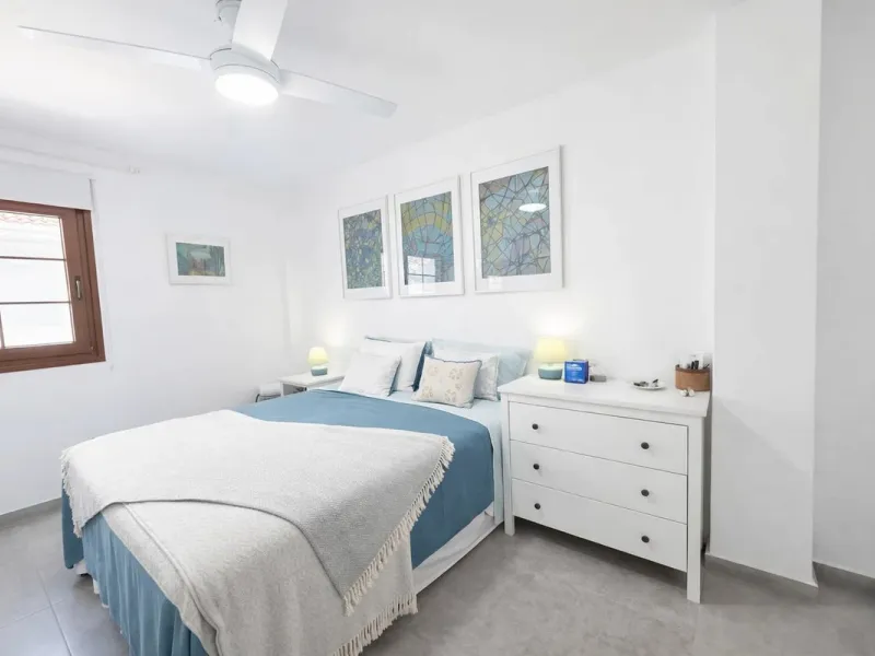 Located in the heart of Puerto de la Duquesa, this charming 2-bedroom apartment offers the perfect opportunity to enjoy vibrant marina living on the Costa del Sol. Just steps from the waterfront, the property is surrounded by a wide selection of restauran