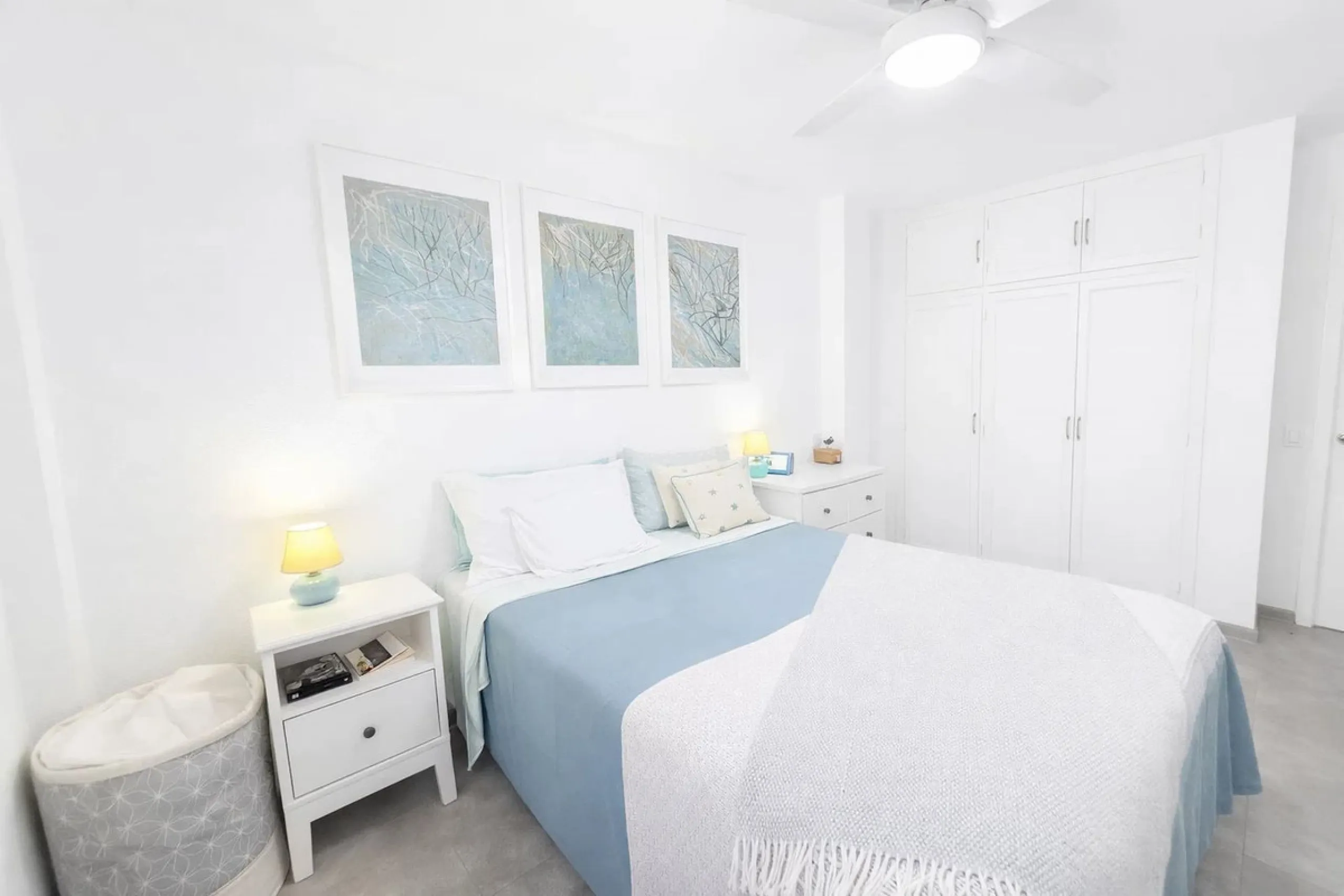 Located in the heart of Puerto de la Duquesa, this charming 2-bedroom apartment offers the perfect opportunity to enjoy vibrant marina living on the Costa del Sol. Just steps from the waterfront, the property is surrounded by a wide selection of restauran