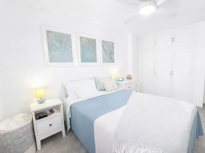 Located in the heart of Puerto de la Duquesa, this charming 2-bedroom apartment offers the perfect opportunity to enjoy vibrant marina living on the Costa del Sol. Just steps from the waterfront, the property is surrounded by a wide selection of restauran
