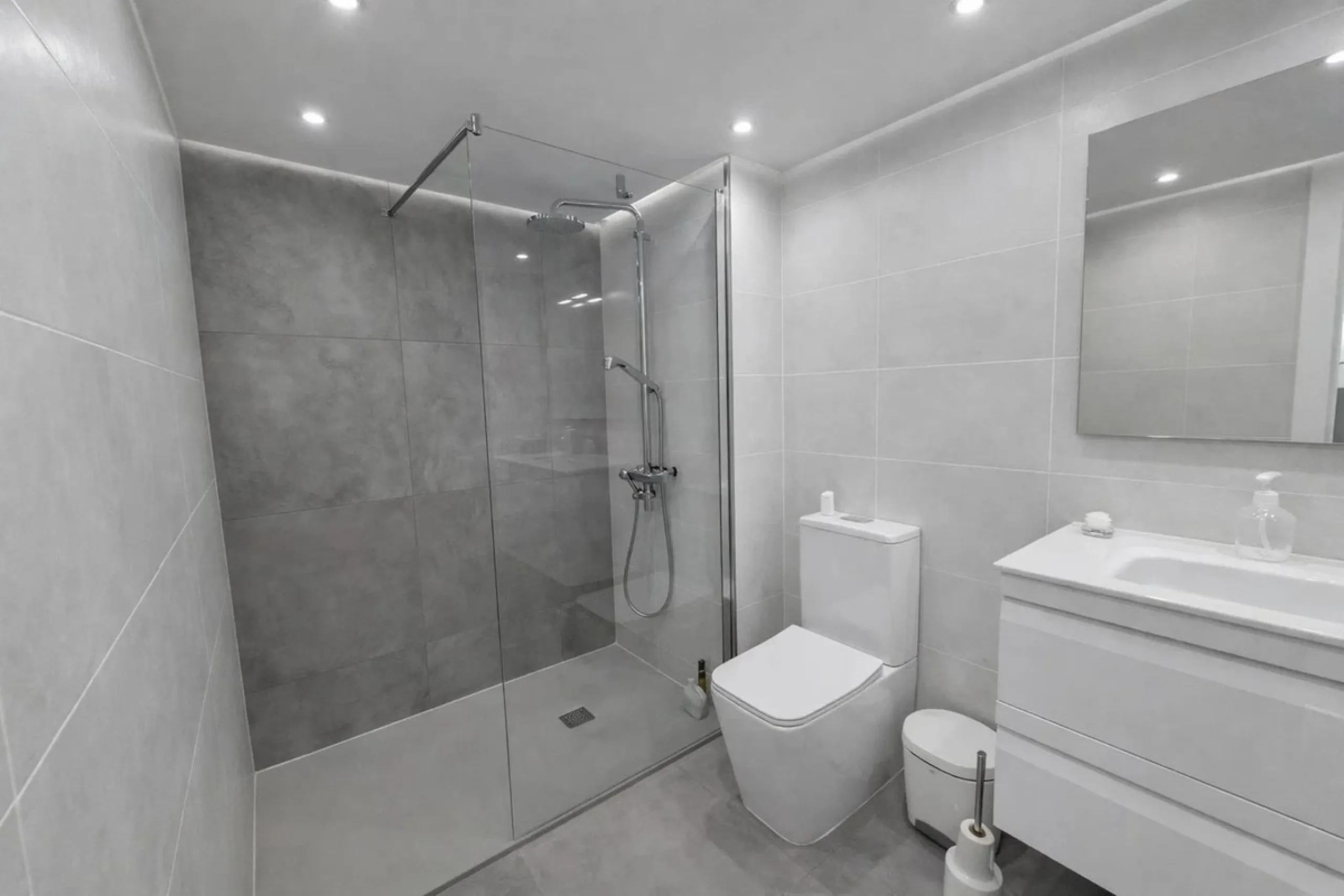 Located in the heart of Puerto de la Duquesa, this charming 2-bedroom apartment offers the perfect opportunity to enjoy vibrant marina living on the Costa del Sol. Just steps from the waterfront, the property is surrounded by a wide selection of restauran