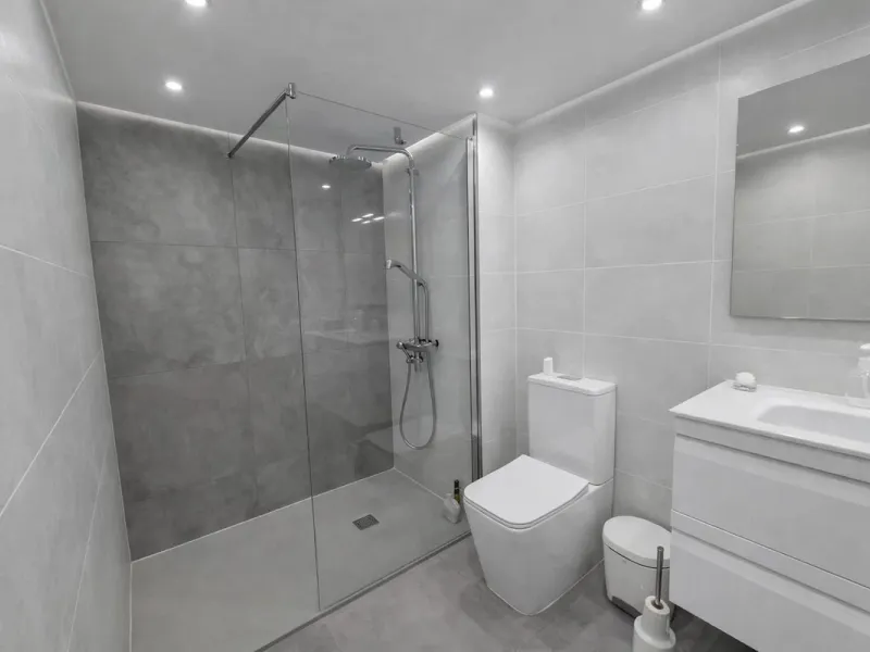 Located in the heart of Puerto de la Duquesa, this charming 2-bedroom apartment offers the perfect opportunity to enjoy vibrant marina living on the Costa del Sol. Just steps from the waterfront, the property is surrounded by a wide selection of restauran