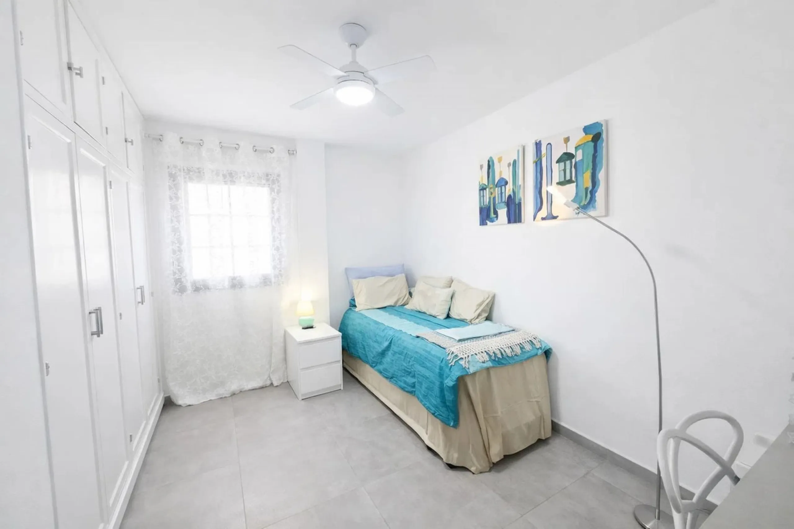 Located in the heart of Puerto de la Duquesa, this charming 2-bedroom apartment offers the perfect opportunity to enjoy vibrant marina living on the Costa del Sol. Just steps from the waterfront, the property is surrounded by a wide selection of restauran