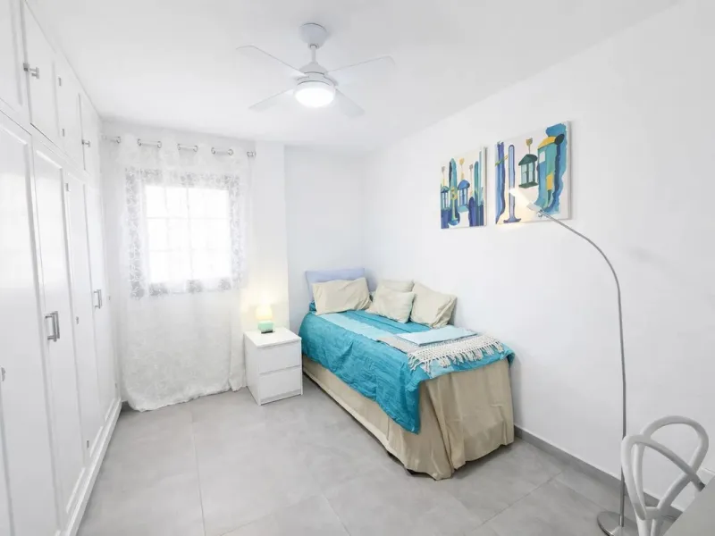 Located in the heart of Puerto de la Duquesa, this charming 2-bedroom apartment offers the perfect opportunity to enjoy vibrant marina living on the Costa del Sol. Just steps from the waterfront, the property is surrounded by a wide selection of restauran