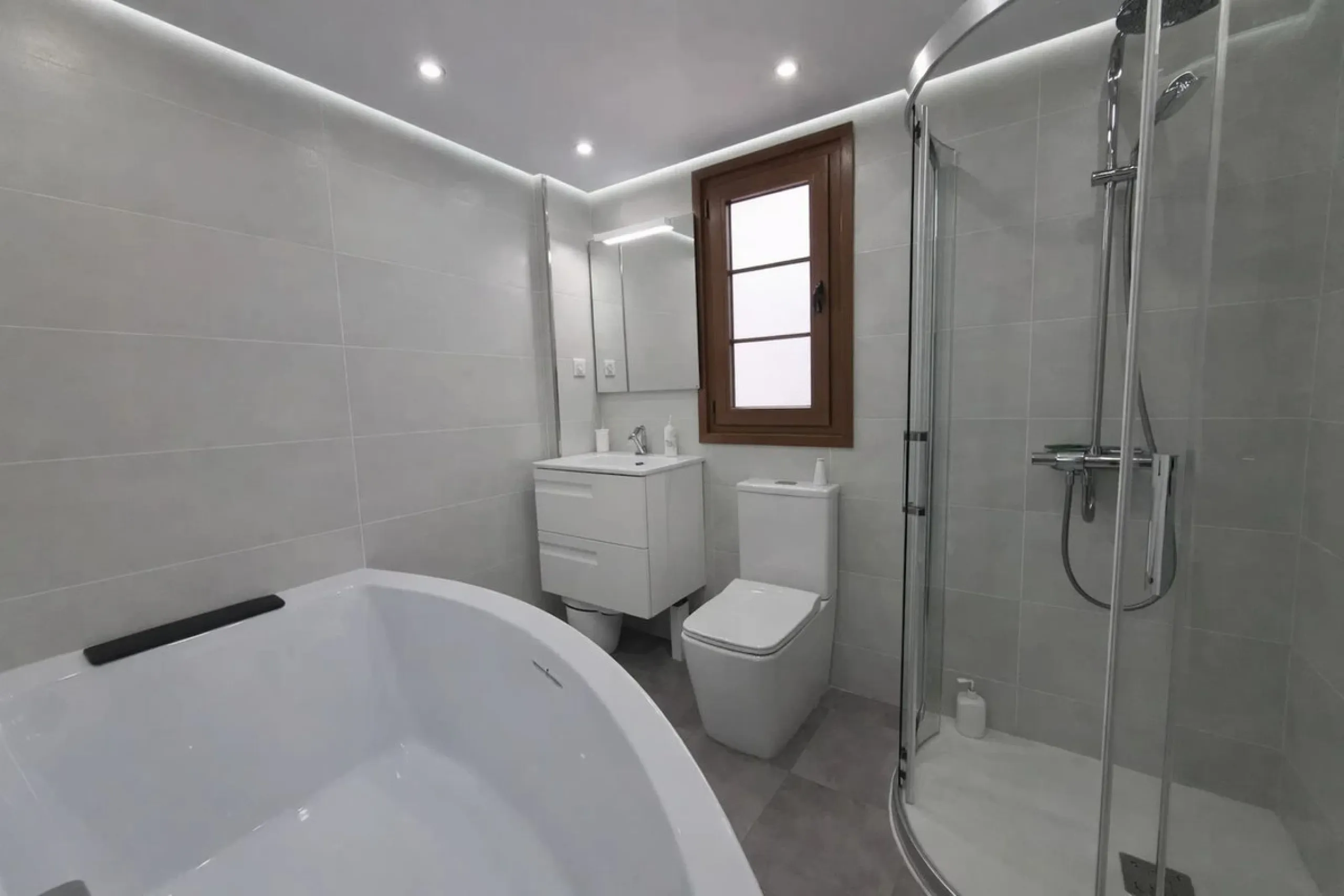 Located in the heart of Puerto de la Duquesa, this charming 2-bedroom apartment offers the perfect opportunity to enjoy vibrant marina living on the Costa del Sol. Just steps from the waterfront, the property is surrounded by a wide selection of restauran